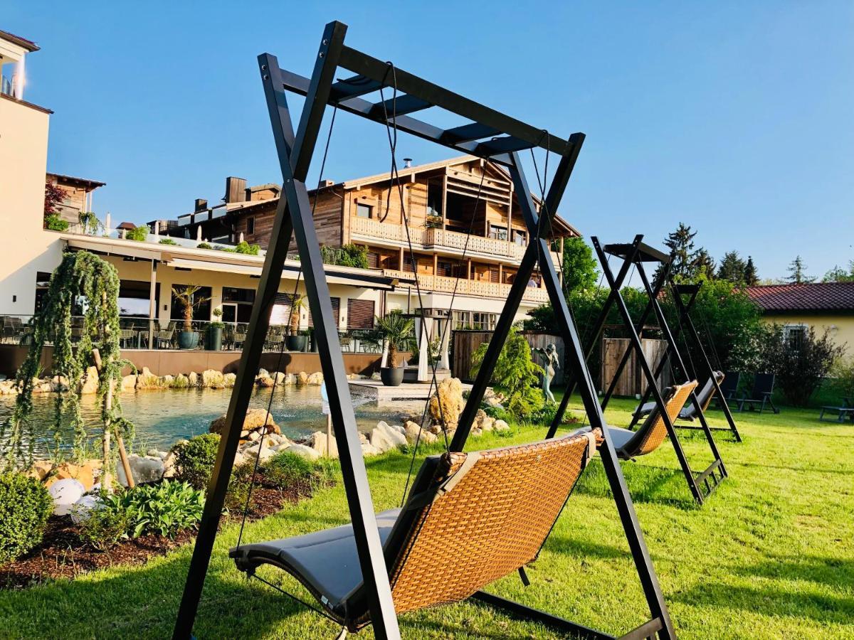 Ortner's Resort Bad Füssing Exterior foto A swing